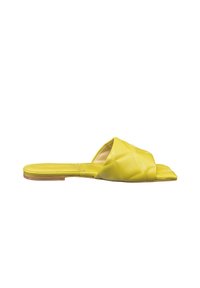 Sandal admirabil din piele galbenă, cu un interior texturat, vârf deschis și talpă plată. Prezintă un design încrucișat în partea din față pentru un plus de detaliu.