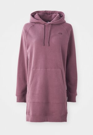 Robe à capuche de couleur mauve douce, fabriquée en tissu doux, dotée d'une poche frontale, de poignets côtelés et d'un logo de marque sur la poitrine.