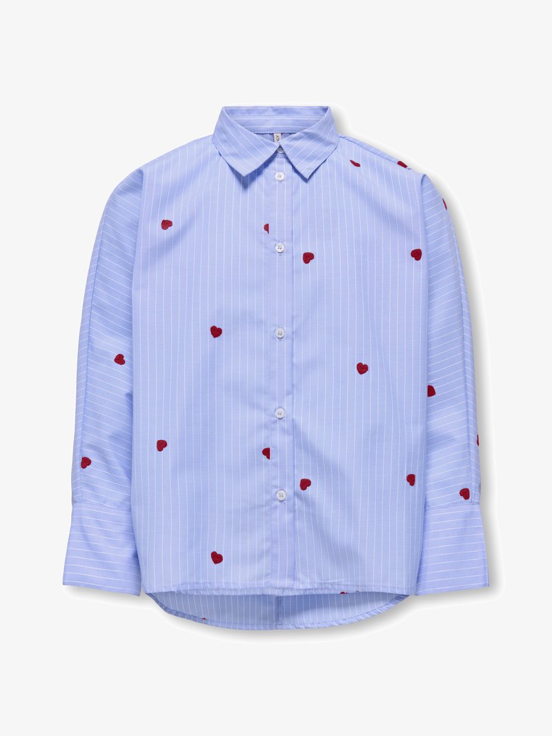 Camicia azzurra con bottoni, caratterizzata da sottili righe verticali bianche e piccoli motivi di cuori rossi sparsi.