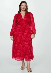 Rood bloemenjurk met lange doorzichtige mouwen, diepe V-hals, strikceintuur en lengte tot de enkels, met een subtiel bladmotief en een voorkap.