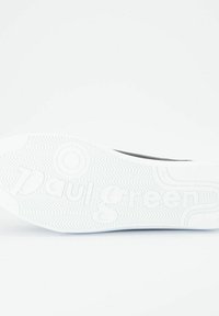 Černé tenisky s hladkým svrškem a texturovanou bílou gumovou podrážkou. Obsahují embosované logo značky a vlnitý vzor podpatku pro lepší přilnavost.