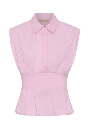 Bezrukávová svetloružová blúzka so širokým opaskom, špicatým golierom a skrytými prednými gombíkmi, s jemnými záhybmi na páse a pleciach.