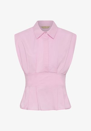 Bezrukávová svetloružová blúzka so širokým opaskom, špicatým golierom a skrytými prednými gombíkmi, s jemnými záhybmi na páse a pleciach.