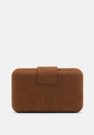 Brun rektangulær clutchtaske i ruskind med afrundede kanter og en central flaplukning på en ensfarvet baggrund.