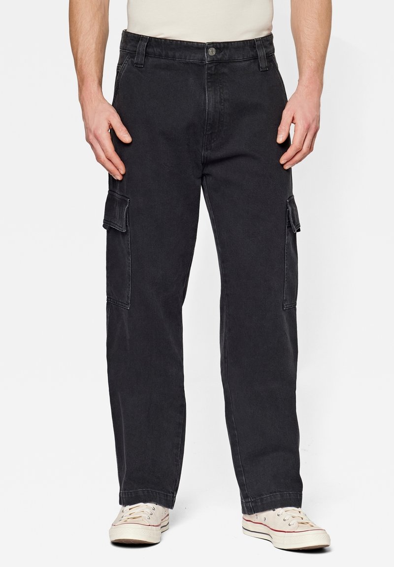 Pantaloni cargo neri in cotone con una vestibilità rilassata, dotati di due tasche laterali e chiusura a bottone. Il tessuto ha una consistenza liscia.