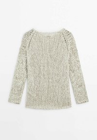 Lichtgrijze gebreide trui met lange mouwen, ronde hals en een open gebreide textuur. Heeft een losse fit en iets afhangende schoudernaden.