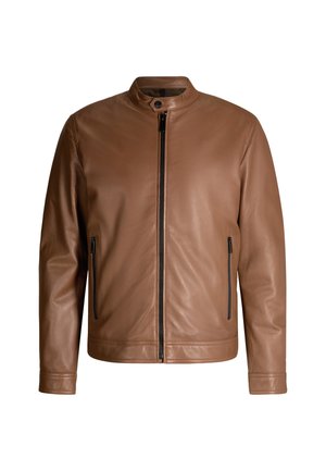 Brązowa skórzana kurtka z kołnierzem stojącym, zamkiem błyskawicznym z przodu i dwiema bocznymi kieszeniami na zamek. Gładka faktura i dopasowany fason.