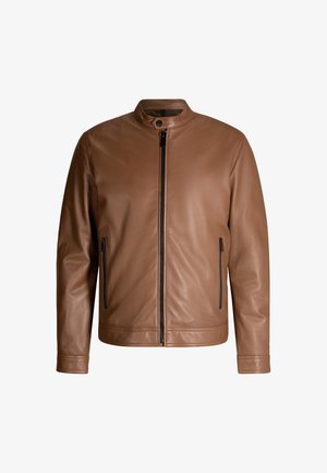 Giacca in pelle marrone con colletto alto, chiusura frontale con zip e due tasche laterali con zip. Texture liscia e design aderente.