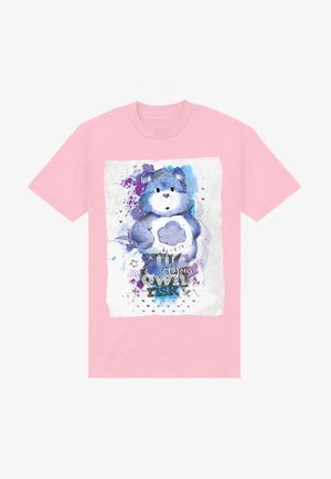 Maglietta rosa con un orso blu in stile acquerello che tiene una nuvola sulla pancia, circondato da stelle, cuori e la scritta "Thee at your own risk."