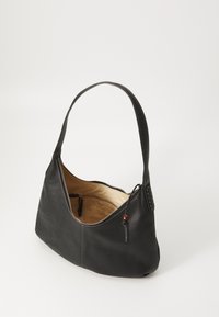 Borsa a spalla in pelle nera con superficie texture, chiusura con zip e interno beige. Presenta una piccola tasca interna e un dettaglio decorativo.