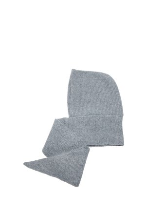 Écharpe cagoule grise tricotée avec capuche et longues extensions pour envelopper autour du cou et du visage, présentée sur fond blanc.