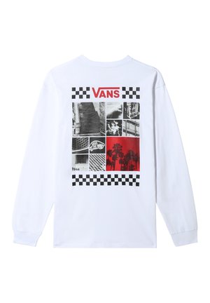 T-shirt blanc à manches longues avec un motif graphique noir et rouge. Le dos présente des accents à damier et un collage photo avec le logo « VANS ».