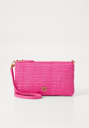Borsa a busta intrecciata di un brillante colore rosa con un emblema d'oro a forma di ape e un cinturino staccabile, su uno sfondo bianco.
