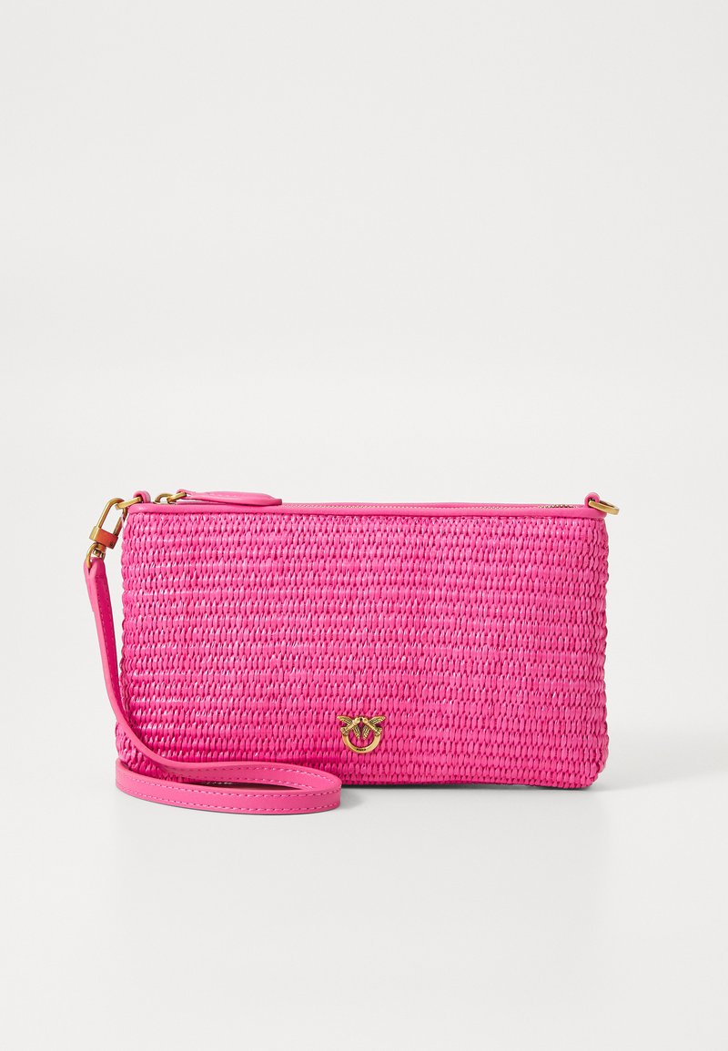Vaaleanpunainen kudottu clutch-laukku, jossa on kultainen mehiläislogo ja irrotettava rannekahva, valkoisella taustalla.