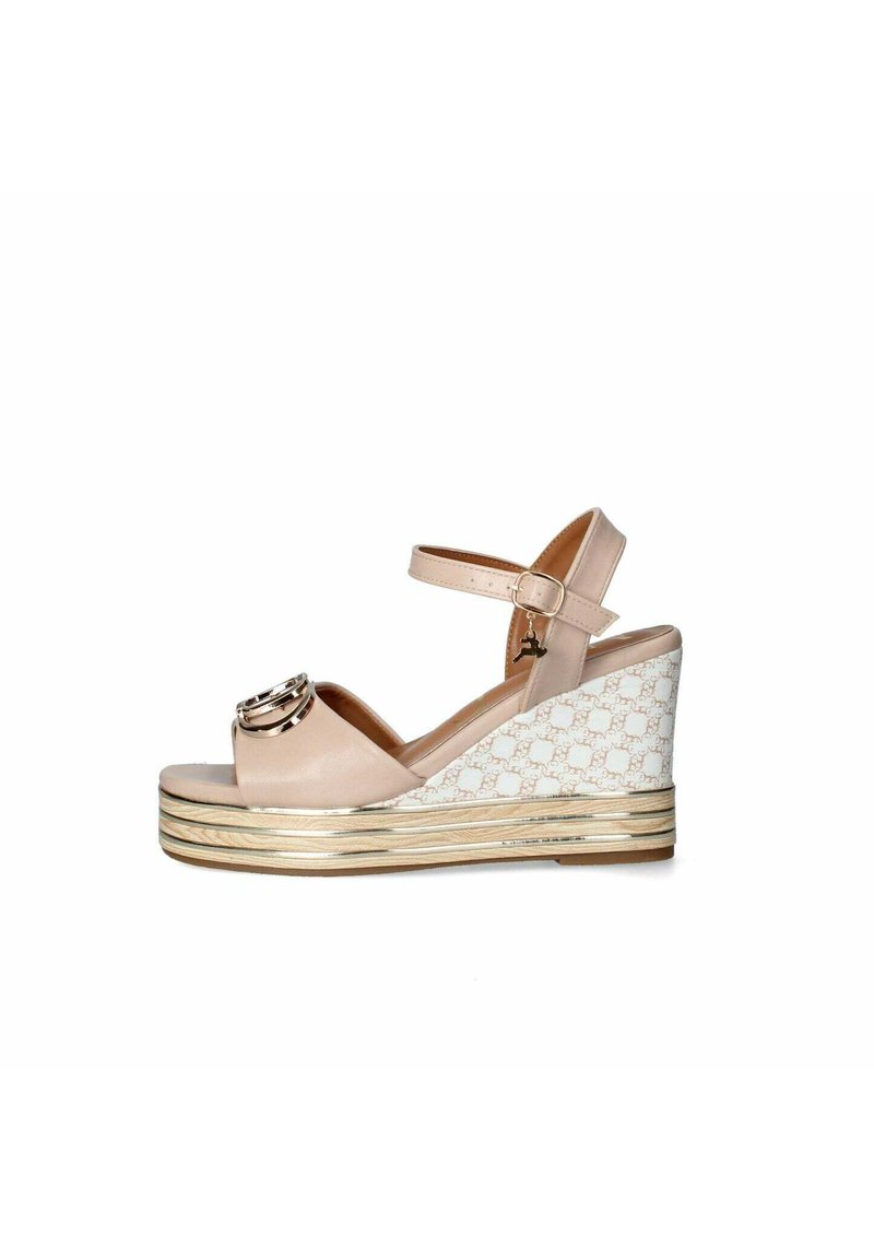 Sandalo wedge beige con punta aperta, cinturino alla caviglia e dettagli decorativi in oro. Wedge bianco testurizzato con motivo e strisce dorate.