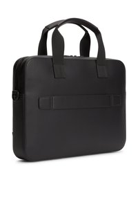 Μαύρη ορθογώνια τσάντα φορητού υπολογιστή με διπλές λαβές, κλείσιμο με φερμουάρ και οριζόντιο ιμάντα στην πίσω πλευρά, σε λευκό φόντο.