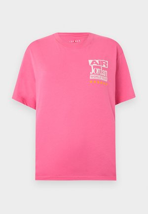 Kirkkaan pinkki, lyhythihainen T-paita, jossa valkoinen ja keltainen "Air Jordan World Tour" -logo sekä kuusi keltaista tähteä vasemmassa ylärinnassa.