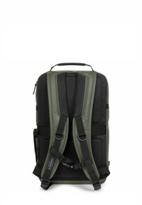Mochila verde oliva con respaldo y correas de malla negra acolchada. Cuenta con un asa en la parte superior y múltiples compartimentos con cremallera para almacenamiento.