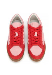 Sneakers in suede rosa e rossa con spesse stringhe rosse. Presentano una punta arrotondata e una suola in gomma color caramello. I pannelli laterali testurizzati aggiungono interesse visivo.