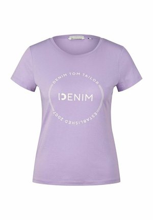 Fioletowy krótki rękaw bawełniany t-shirt z okrągłym dekoltem i białym okrągłym napisem „Denim Tom Tailor Established 2007” na przodzie.