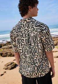 Next PRINTED SHORT SLEEVE WITH CUBAN COLLAR - Vapaa-ajan kauluspaita - black ecru