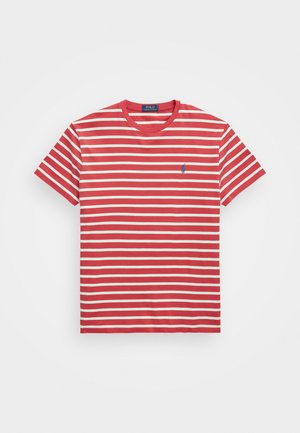 Röd- och vitrandig bomulls-t-shirt med rundad halsringning och en liten blå logotyp på vänster sida av bröstet. Korta ärmar.