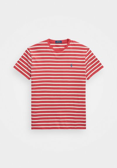 Röd- och vitrandig bomulls-t-shirt med rundad halsringning och en liten blå logotyp på vänster sida av bröstet. Korta ärmar.