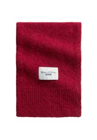 Rode gebreide muts met een geribd patroon en een omgeslagen boord. Voorzien van een wit label met de tekst "Marc O'Polo DENIM" in blauw gedrukt.