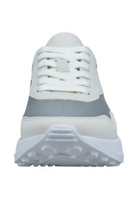 Weiße und graue Sneaker mit weißen Schnürsenkeln und strukturiertem Sohlen, frontal auf einem weißen Hintergrund abgebildet.