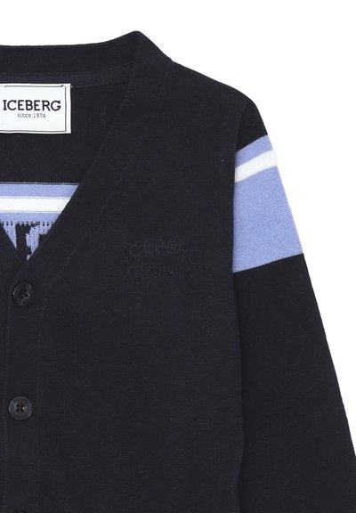 Cardigan nero con scollo a V, bottoni e tessuto strutturato. Presenta strisce blu e bianche sulle maniche. Logo ricamato sul petto.