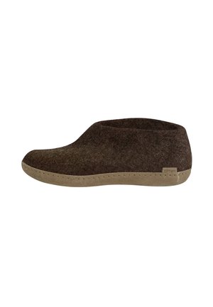 Brun filt hjemmesko med lys beige sål og lav ankel design, med et lille mærke på siden tæt ved hælen.