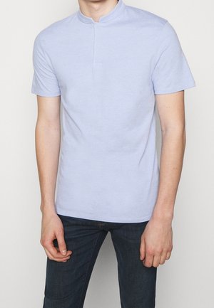 Helles blaues Poloshirt mit kurzen Ärmeln, Stehkragen und geradem Saum. Hergestellt aus einem weichen Stoff; schlichtes Design ohne Muster oder Akzente.