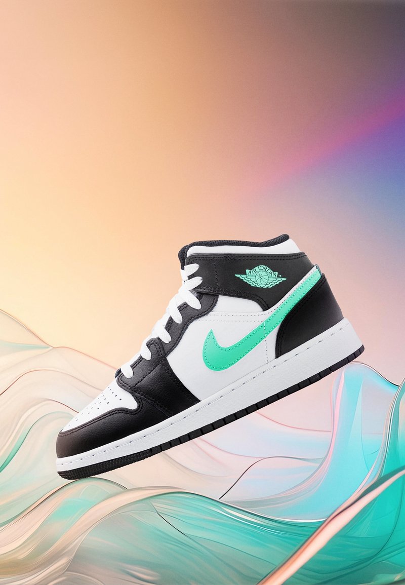 Středně vysoké tenisky s bílým koženým svrškem a černými akcenty, s mentolově zeleným Swooshem a texturovanou gumovou podrážkou.
