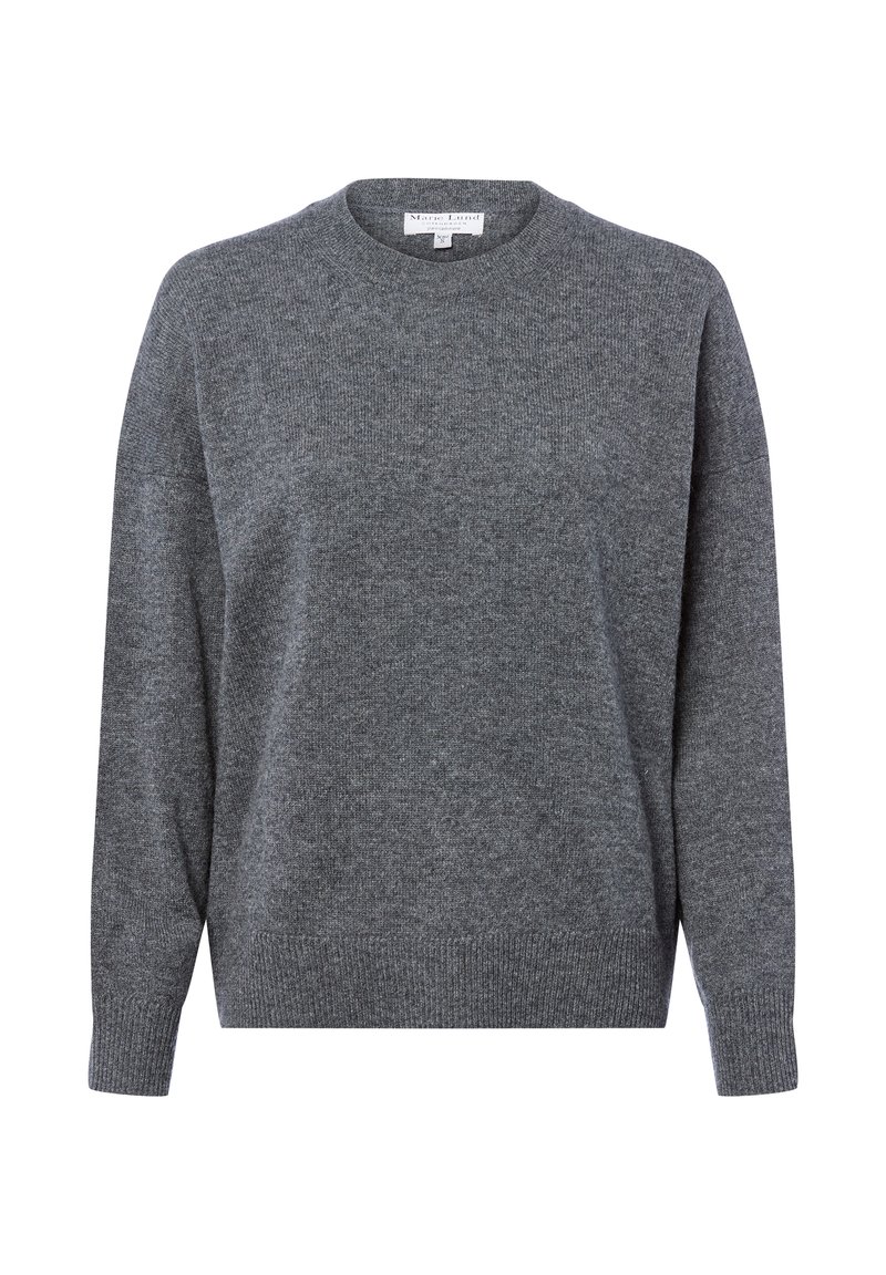 Grae Strickpullover mit rundem Halsausschnitt, langen Ärmeln und gerippten Bündchen und Saum. Die Textur ist weich und leicht fusselig. Keine Muster oder Akzente.