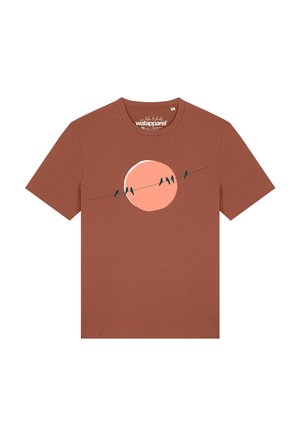 Kortarmig T-shirt in roestkleur met een afbeelding van een grote perzikcirkel en vijf kleine donkere vogels die op een diagonale draad erboven zitten.