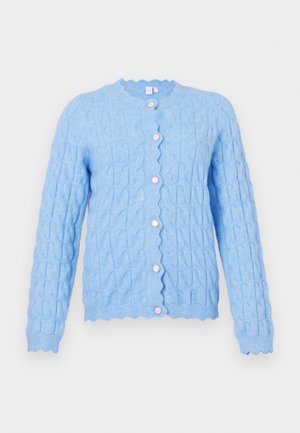 Cardigan tricoté bleu clair avec un motif en câble, col rond à bords festonnés et boutons roses. Manches longues avec des poignets festonnés.