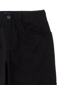 Zwarte katoenen shorts met een elastische tailleband, voorkantzakken en een knoopsluiting. Glad textuur zonder zichtbare patronen.