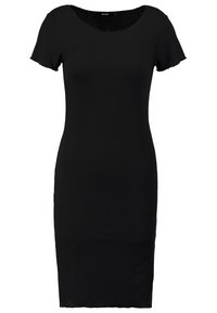 Czarna dopasowana sukienka z prążkowanej tkaniny, z krótkimi rękawami i dekoltem w serek, zaprojektowana z myślą o sylwetce podkreślającej ciało.