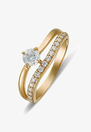 Bague de fiançailles en or avec un gros diamant central et un anneau courbé orné de petits diamants sur fond blanc.