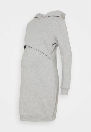 Vestido sudadera premamá de manga larga en gris claro con panel cruzado sobre el vientre y capucha en la parte trasera.
