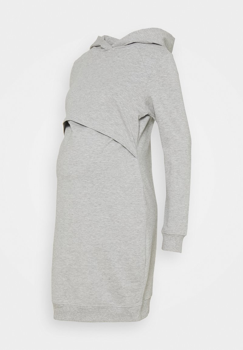 Robe sweat à capuche de maternité gris clair à manches longues avec un panneau croisé sur le ventre et une capuche à l'arrière.