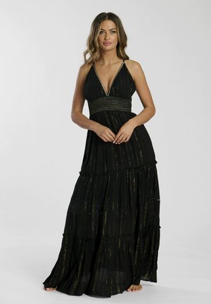 Abito maxi nero con righe orizzontali dorate, scollo a V, vita intrecciata e gonna a strati. Realizzato in tessuto leggero e fluido.