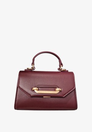 Bolso de mano de cuero burdeos con diseño estructurado, asa superior y herrajes dorados con un adorno de cadena decorativa. Textura suave.