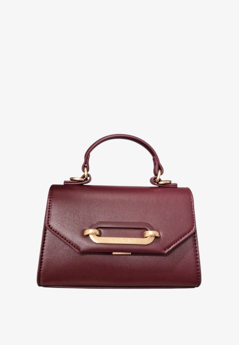 Sac à main en cuir bordeaux au design structuré, avec une anse supérieure et des garnitures dorées ornées d’un accent de chaîne décorative. Texture lisse.