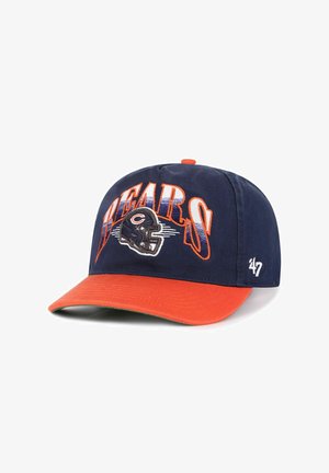 Casquette de baseball bleue et orange avec "BEARS" brodé en blanc et un logo de casque. Matière en coton avec une visière courbée et une sangle ajustable.