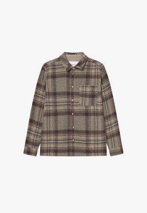 Brązowa koszula flanelowa w kratę z klasycznym kołnierzykiem, długimi rękawami, zapięciem na guziki z przodu oraz kieszenią na piersi. Miękka tekstura z delikatnymi wzorami.