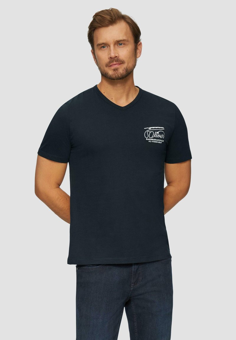 Marineblauwe v-hals t-shirt van zachte katoen, met korte mouwen en een klein wit logo op de linkerkant van de borst. Gladde textuur.