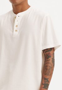 Levi's® BUTTON HENLEY - Pamata T-krekls - cloud dancer