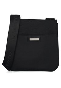Czarna torebka na ramię wykonana z trwałego nylonu, o płaskim designie, z regulowanym paskiem i małą metalową oznaką z przodu.