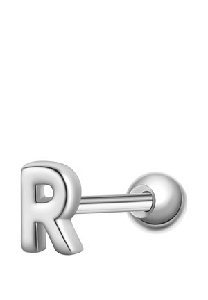 Srebrny metaliczny kolczyk sztanga z dużą, trójwymiarową literą "R" na jednym końcu i okrągłą kulką na drugim końcu.